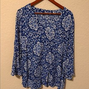 Plus size 2x Women’s Blue and White Printed Scoop Neck Top